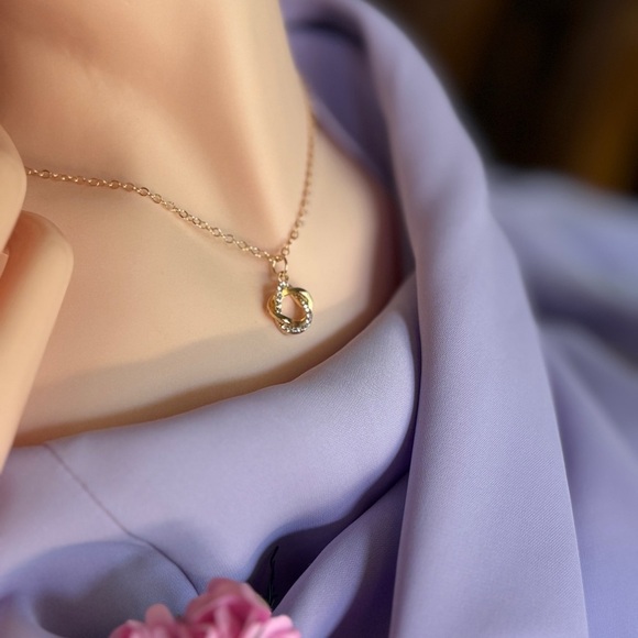 14K Gold Plated Necklace with Chic Pendant - Picture 4 of 9